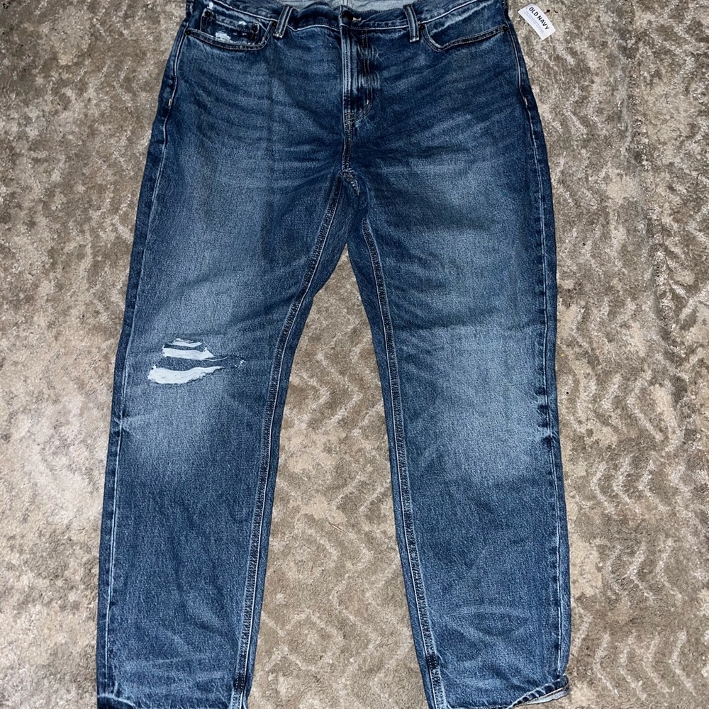 I am selling Men jeans,Color medium authentic ripped, brand Old Navy.